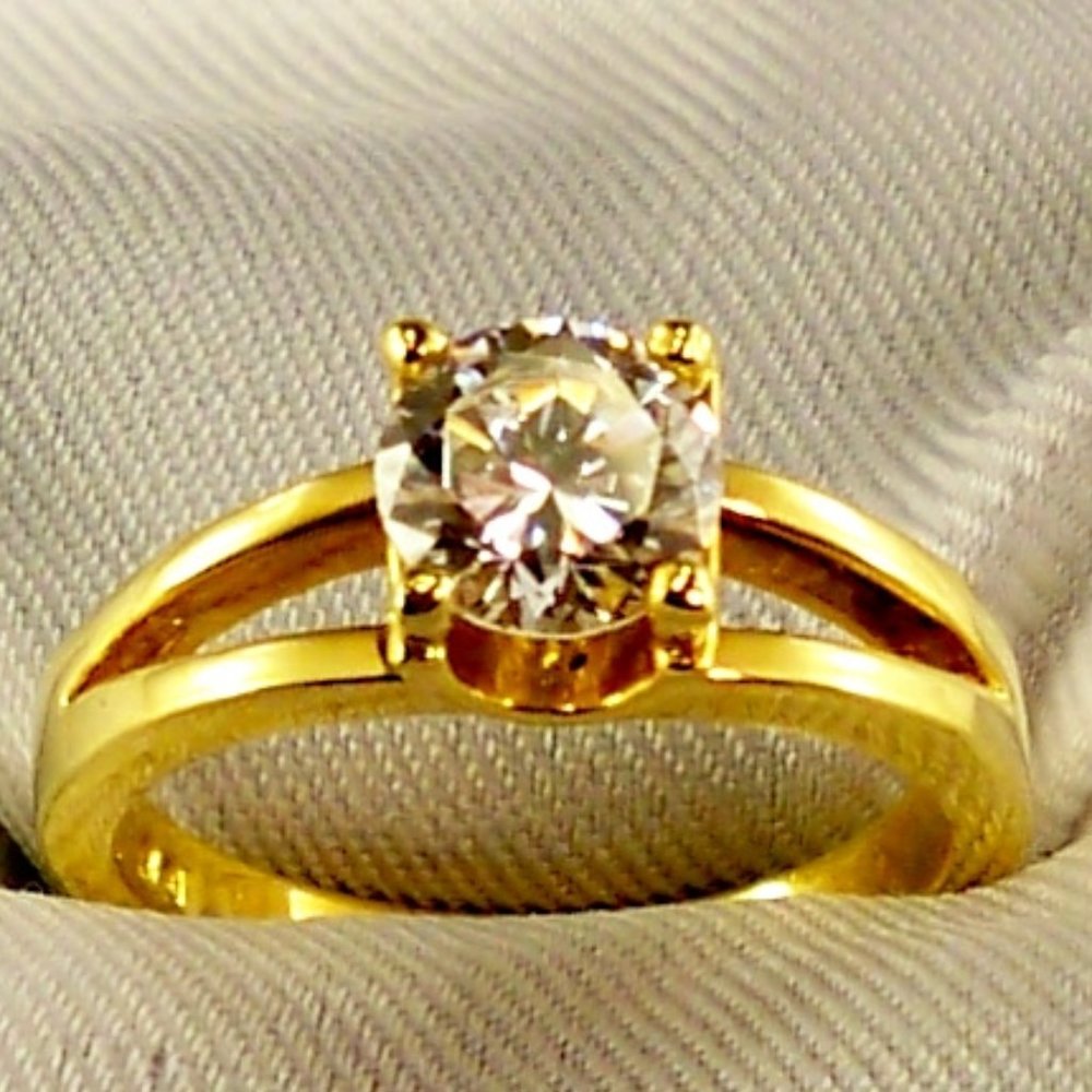 NEW Round Cut Cubic Zirconias Gold Designer Engagement Ring
